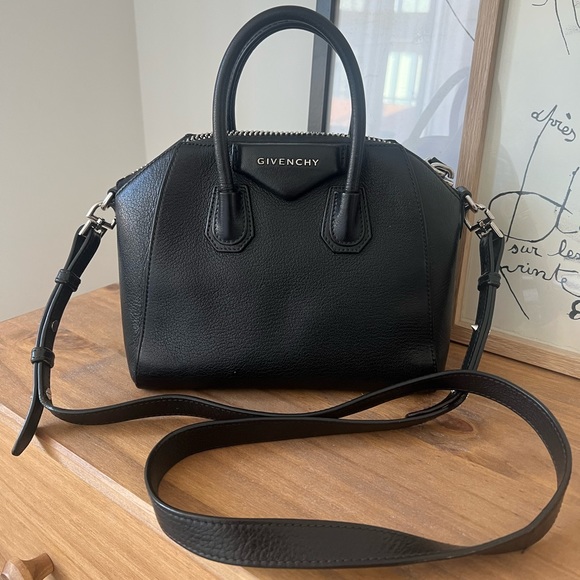 Givenchy Mini Antigona Bag in grained leather - Picture 2 of 16